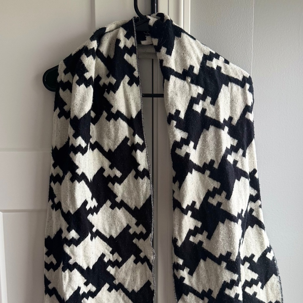 Houndstooth print scarf